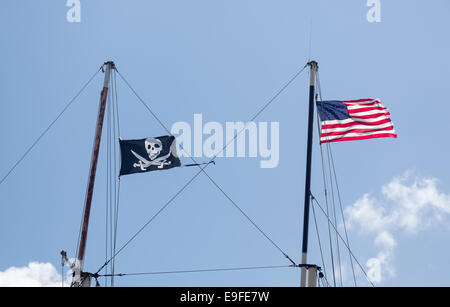 Drapeaux des USA et les pirates à St Thomas Banque D'Images