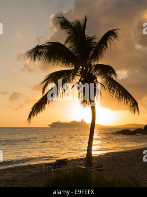 Bateau de croisière quitte St Thomas Banque D'Images