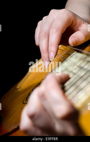 La femme joue une guitare acoustique Banque D'Images