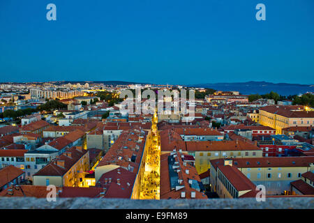 Vue aérienne de nuit sur les toits de Zadar Banque D'Images