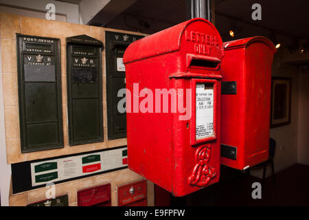 Royaume-uni, Angleterre, dans le Wiltshire, baignoire, Musée postal, les boîtes aux lettres sur l'écran Banque D'Images