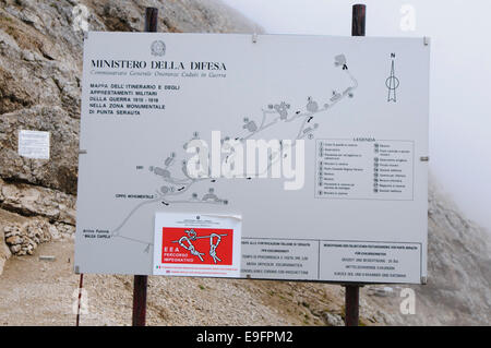 La Première Guerre mondiale, le système de tunnel sur le mont Marmolada, dans le nord-est de l'Italie. La plus haute montagne des Dolomites Banque D'Images