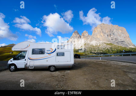 Motor home Locations de Dolomites, Italie camping-sur la piste Banque D'Images