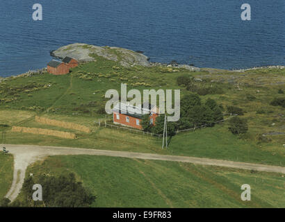 Cette photographie aérienne capture la région de Dønna kommune en Norvège. La photographie oblique offre une vue d'ensemble détaillée de la région, mettant en valeur la géographie, l'agencement de la ville et le paysage naturel, pris par Widerøes Flyveselskap. Banque D'Images