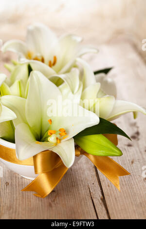 Closeup shot de lys blancs sur la table en bois. Banque D'Images