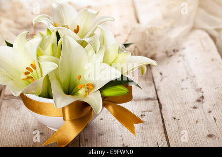 Closeup shot de lys blancs sur la table en bois. Banque D'Images