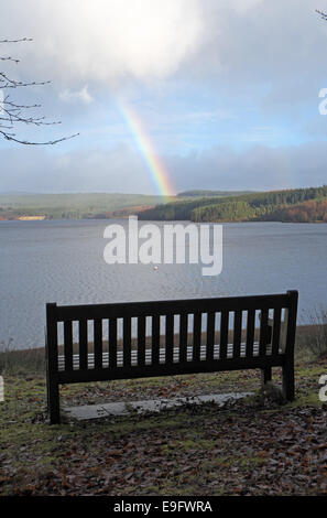 À côté de la banquette et rainbow vu plus de kielder water, Northumberland, England, UK. Banque D'Images