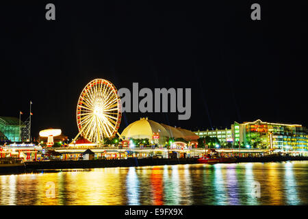 Le Navy Pier à Chicago dans l'obscurité. Banque D'Images