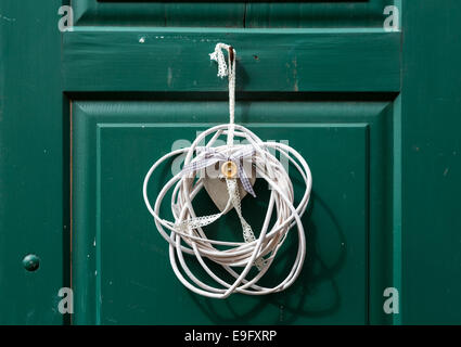 Tissé en forme de cœur sur la porte de la décoration Banque D'Images