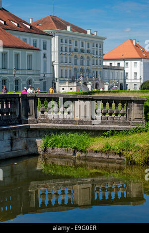 Détail de vue avant du Palais Nymphenburg avec pont, Munich, Munich, capitale de l'État de Bavière, Allemagne, Europe. Banque D'Images