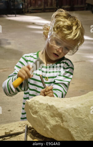 Une journée d'artisanat pour les enfants à la Sidney Nolan Trust, le Rodd, Presteigne, Powys, UK Banque D'Images