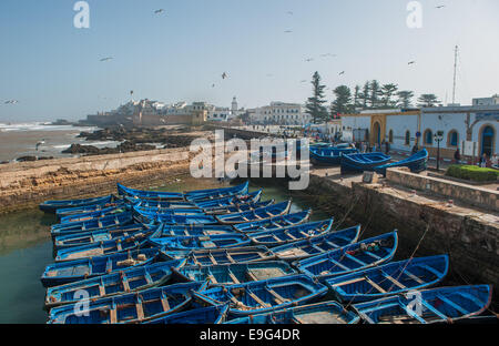 Bateaux de pêcheurs dans le port d'Essaouira, Maroc Banque D'Images