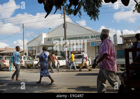 Banque commerciale à l'extérieur de Dar es Salaam, Tanzanie, Afrique de l'Est. Banque D'Images