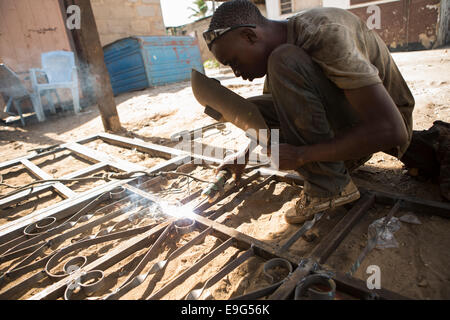 Soudeur à un atelier à Dar es Salaam, Tanzanie, Afrique de l'Est. Banque D'Images