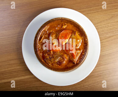 Chakhokhbili-chicke n avec tomates et oignons Banque D'Images