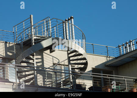 Escaliers en spirale sur le toit Banque D'Images