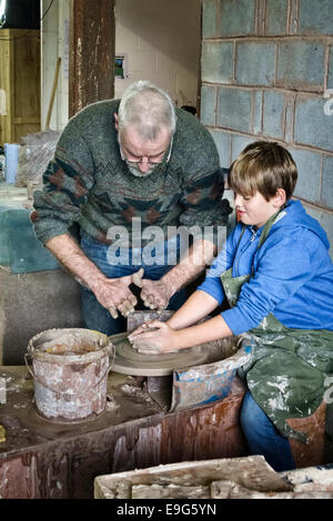 Une journée d'artisanat pour les enfants à la Sidney Nolan Trust, le Rodd, Presteigne, Powys, UK Banque D'Images