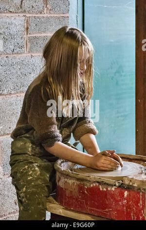 Une journée d'artisanat pour les enfants à la Sidney Nolan Trust, le Rodd, Presteigne, Powys, UK Banque D'Images