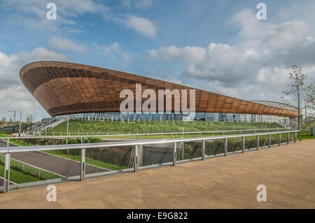 Vue extérieure du vélodrome Lee Valley, Stratford, East London par Hopkins Architects : Phillip Roberts Banque D'Images
