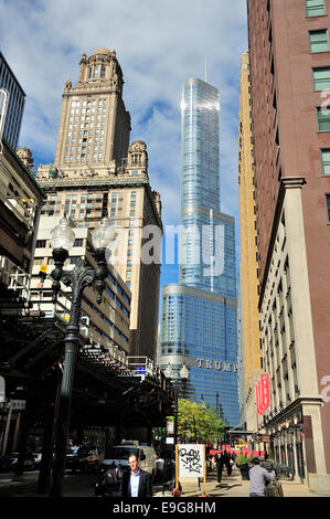 Chicago's Wabash Avenue à North en direction de Trump Tower. Banque D'Images