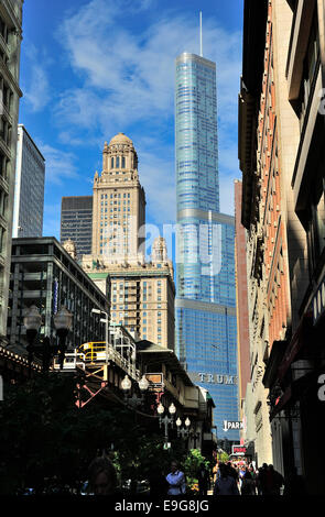 Chicago's Wabash Avenue à North en direction de Trump Tower. Banque D'Images