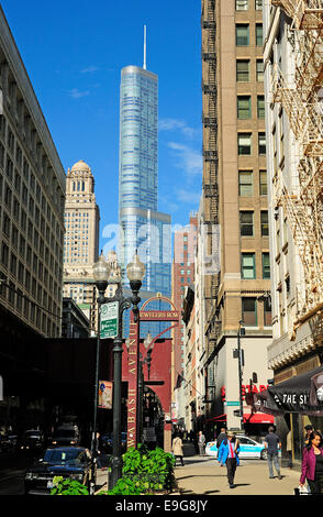 Chicago's Wabash Avenue à North en direction de Trump Tower. Banque D'Images