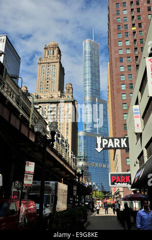 Chicago's Wabash Avenue à North en direction de Trump Tower. Banque D'Images