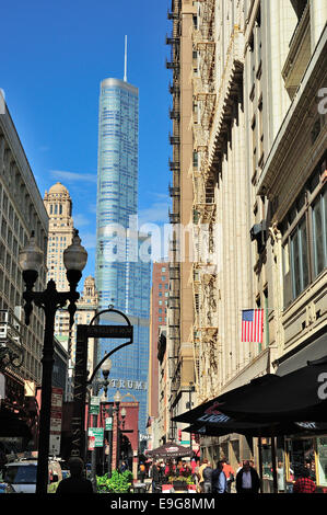 Chicago's Wabash Avenue à North en direction de Trump Tower. Banque D'Images