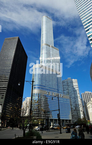 Chicago's Wabash Avenue à North en direction de Trump Tower. Banque D'Images