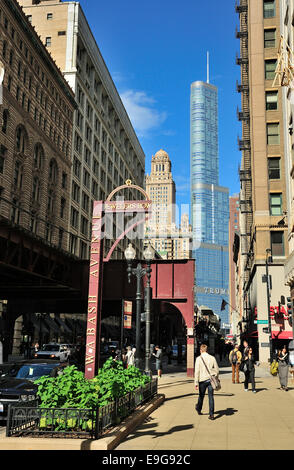 Chicago's Wabash Avenue à North en direction de Trump Tower. Banque D'Images