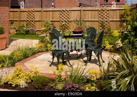 Meubles de jardin en maisons de style Mews, Misterton et Retford, Nottinghamshire, Angleterre Banque D'Images