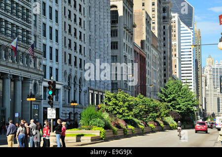 La Michigan Avenue Chicago avec les piétons et les consommateurs. Banque D'Images