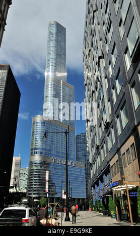 Chicago's Wabash Avenue à North en direction de Trump Tower. Banque D'Images