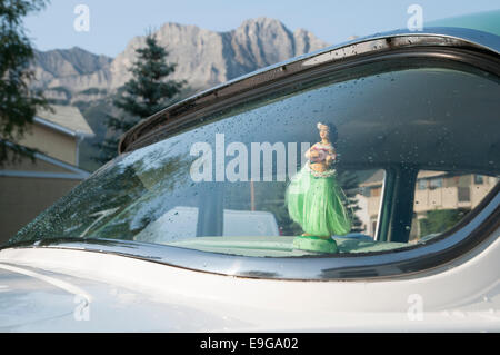 La Hula girl en voiture classique, Canmore, Alberta, Canada Banque D'Images