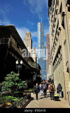 Chicago's Wabash Avenue à North en direction de Trump Tower. Banque D'Images