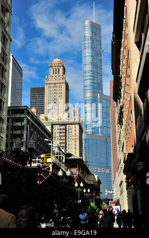 Chicago's Wabash Avenue à North en direction de Trump Tower. Banque D'Images