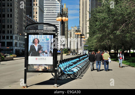 La Michigan Avenue Chicago avec les piétons et les consommateurs. Banque D'Images