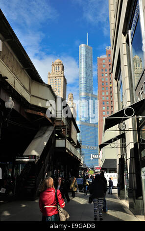 Chicago's Wabash Avenue à North en direction de Trump Tower. Banque D'Images