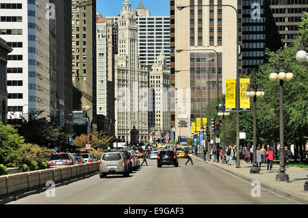 La Michigan Avenue Chicago avec les piétons et les consommateurs. Banque D'Images