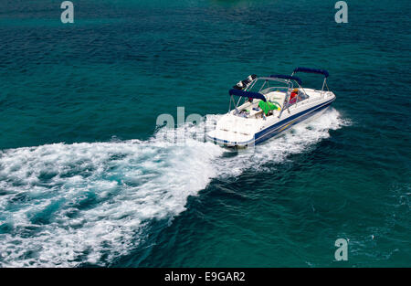 Bateau de Moteur sur l'eau libre bleu Banque D'Images