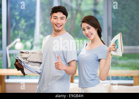 Jeune couple à faire des travaux ménagers Banque D'Images