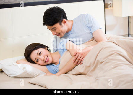 Jeune couple lying on bed Banque D'Images