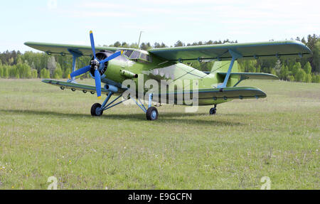 Antonov An-2 (biplan) à l'aéroport. Banque D'Images