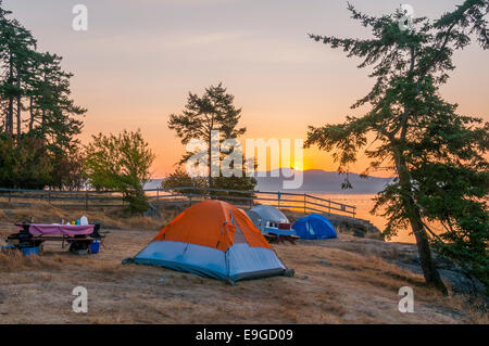 Camping au bord de l'océan au lever du soleil, le parc provincial Ruckle, Salt Spring Island, British Columbia, Canada Banque D'Images