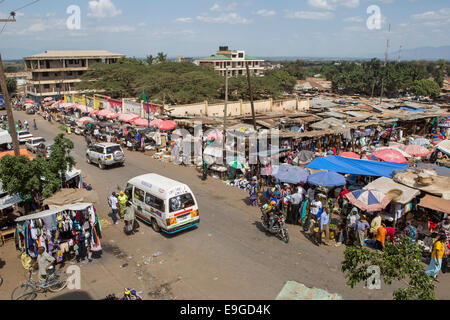 Marché encombré et des bidonvilles à Moshi, Tanzanie, Afrique de l'Est. Banque D'Images