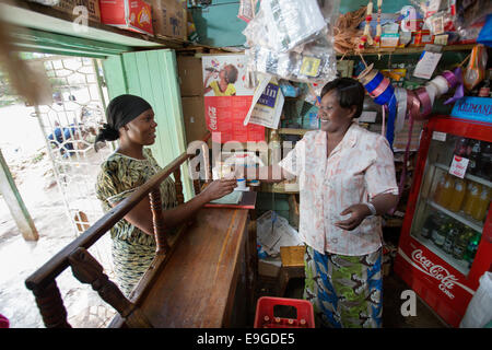 Petite supérette à Masama village sur les contreforts du Mt. Kilimandjaro, Tanzanie. Banque D'Images