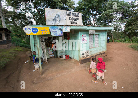 Petite supérette à Masama village sur les contreforts du Mt. Kilimandjaro, Tanzanie. Banque D'Images