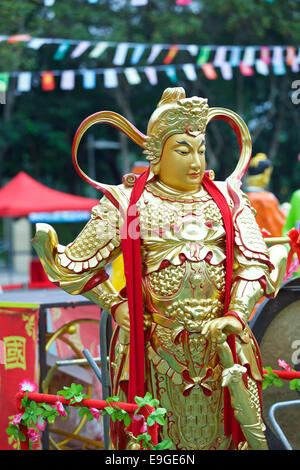 Divinités bouddhistes sur l'affichage dans le parc Victoria, Hong Kong. Banque D'Images