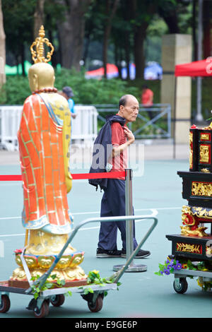 Divinités bouddhistes sur l'affichage dans le parc Victoria, Hong Kong. Banque D'Images