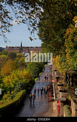 La couleur du feuillage d'automne, les gens marcher dans les jardins de Princes Street, Edinburgh Scotland UK Ouest Banque D'Images